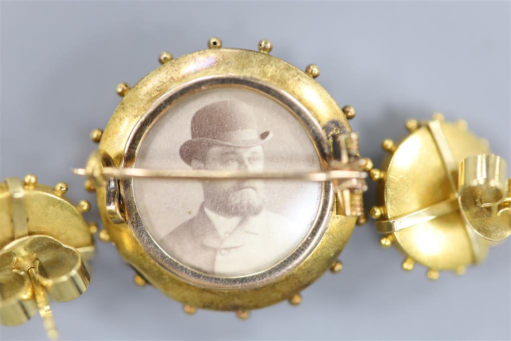 A Victorian yellow metal circular mourning brooch with foliate motif, 28mm and a pair of matching earstuds, gross 13.6 grams.